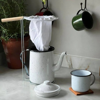 Bule Branco Esmaltado Tradicional Com Suporte e Coador - Estilo e Praticidade Na Sua Cozinha
