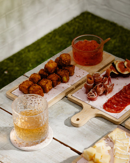 Jogo de Tabua 29x17x1,5cm 3 Peças Para Queijo Com Bandeja de Bambu e Faca Dourada e Tabua Terrazo - Lyor
